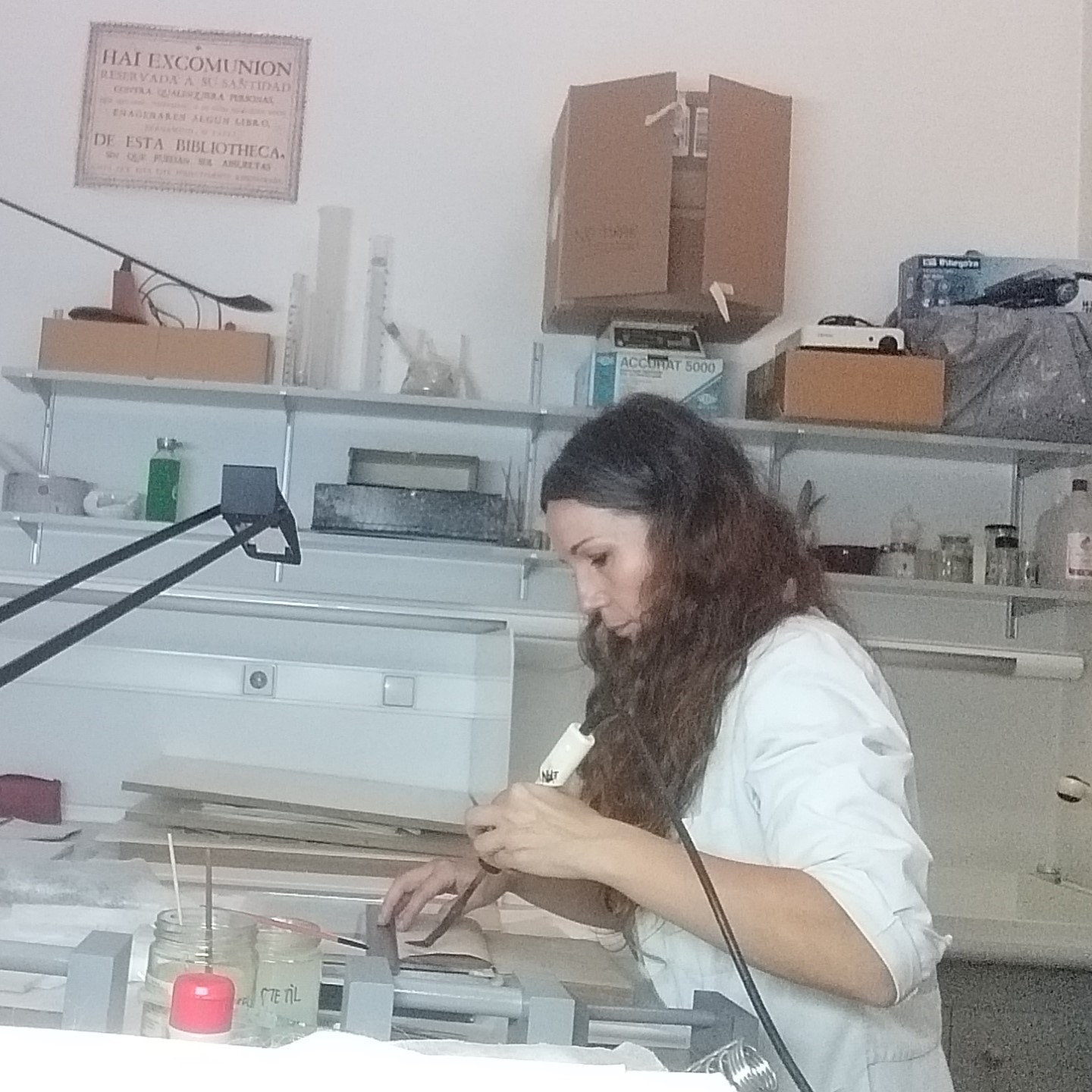 Natalia recibiendo a una visita en el taller de restauración de papel