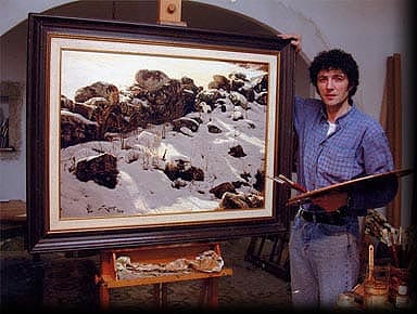 Manuel Sosa con el cuadro Armiño y muro
