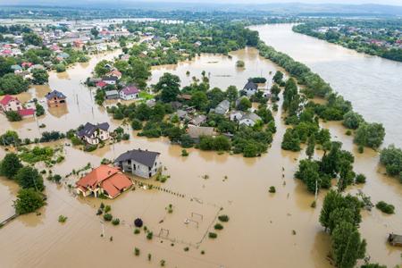 Pie de foto: Vista aérea de casas inundadas con agua sucia del río Dnister en la ciudad de Halych, al oeste de Ucrania. /istock, Bilanol