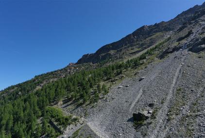 Vista de ladera del monte Täschgufer donde se aprecia el efecto de los desprendimientos 
