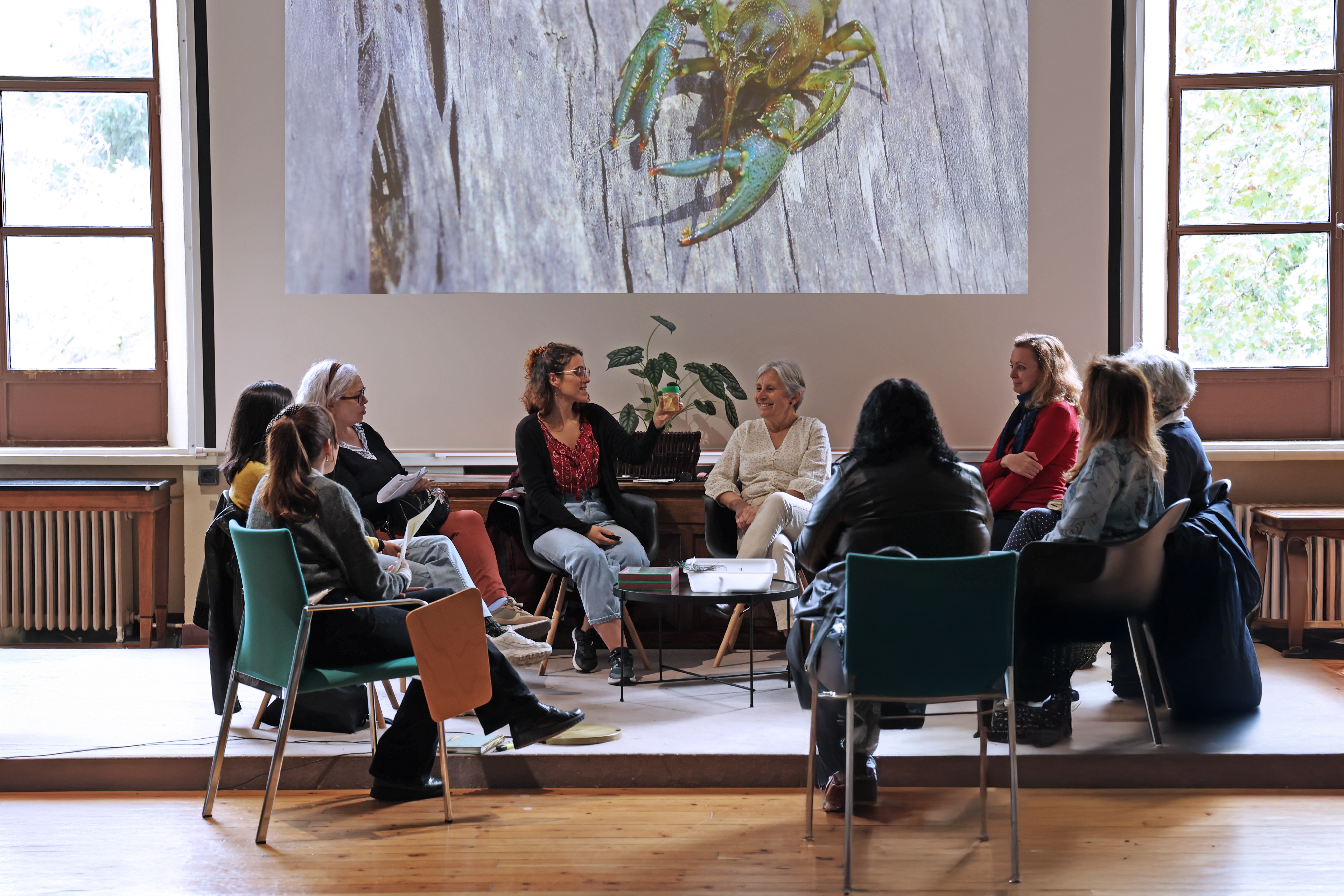 Imagen de la sesión, un grupo de mujeres reunidas para hablar del libro