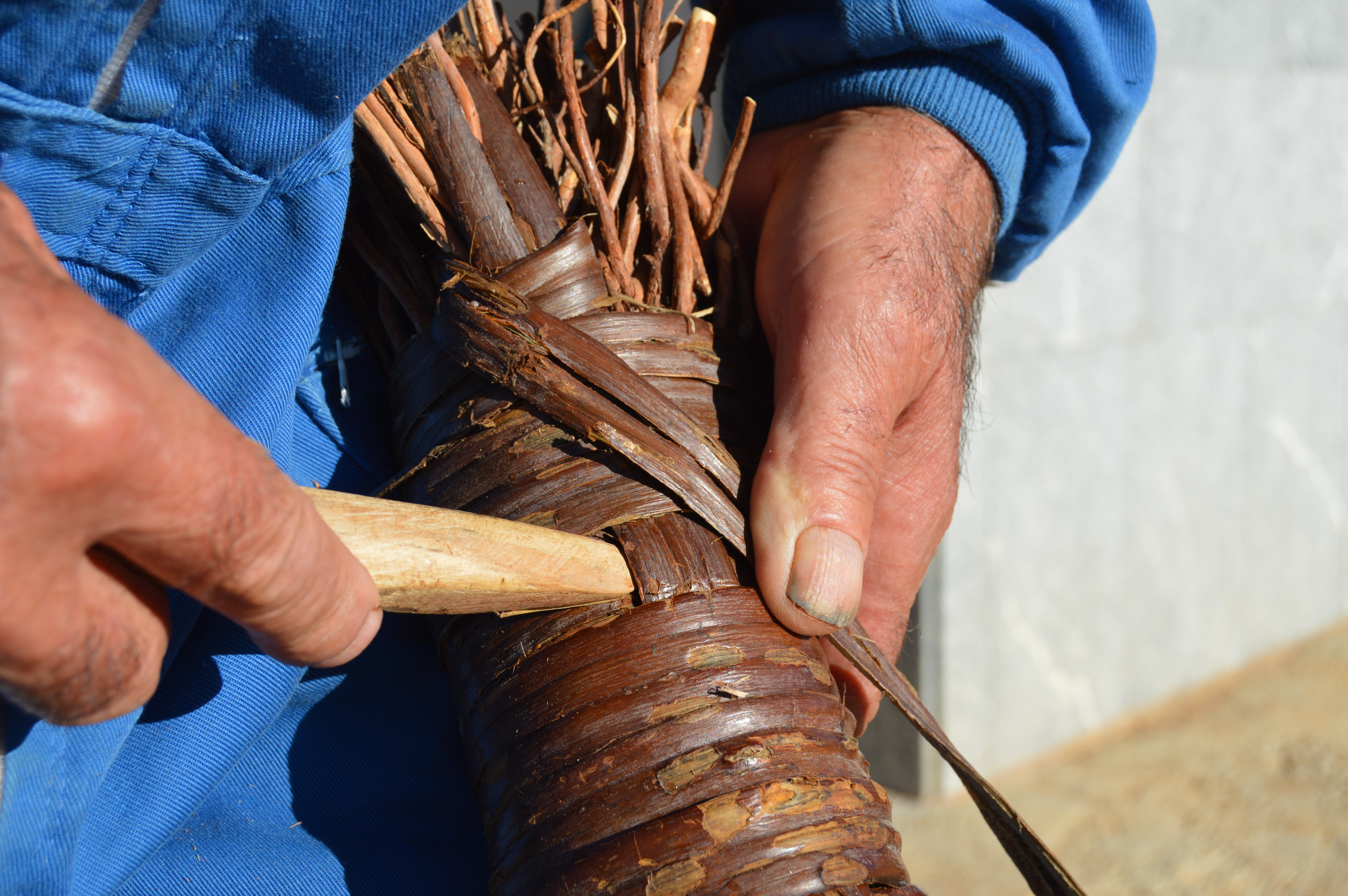 Atado de escoba con tira de zarzamora