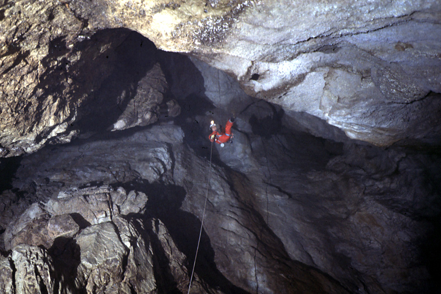 Descendiendo un pozo en una cueva cántabra