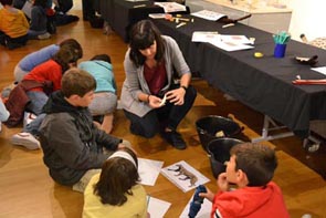 Niños aprendiendo sobre paleontología
