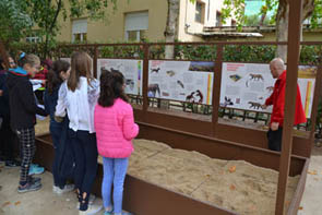 Niños conociendo el yacimiento paleontológico