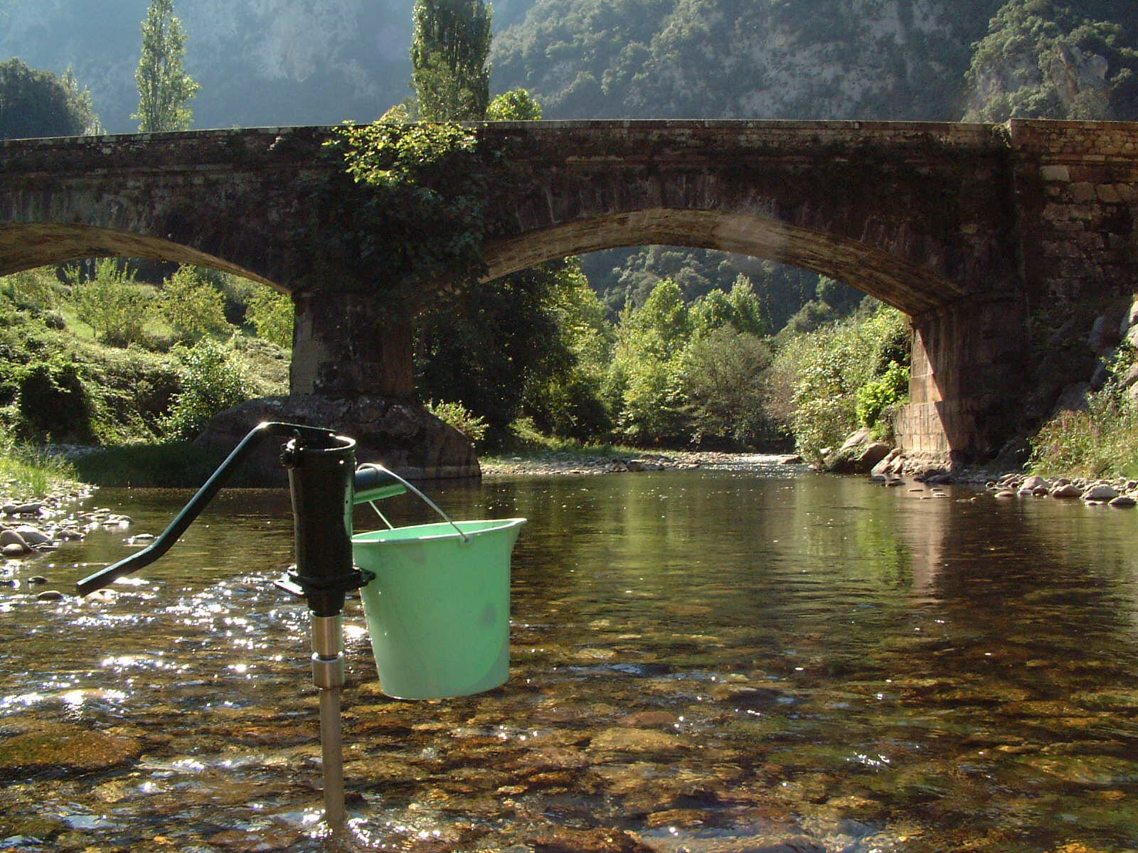 Muestreando el medio hiporreico bajo el lecho de un río mediante el método de Bou-Rouch