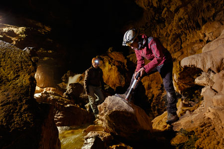 muestreo en la cueva Bossea (Piedmont, Italia)/ Francesco Tomasinelli 