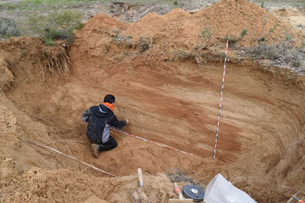Investigador midiendo en un sedimento de inundación