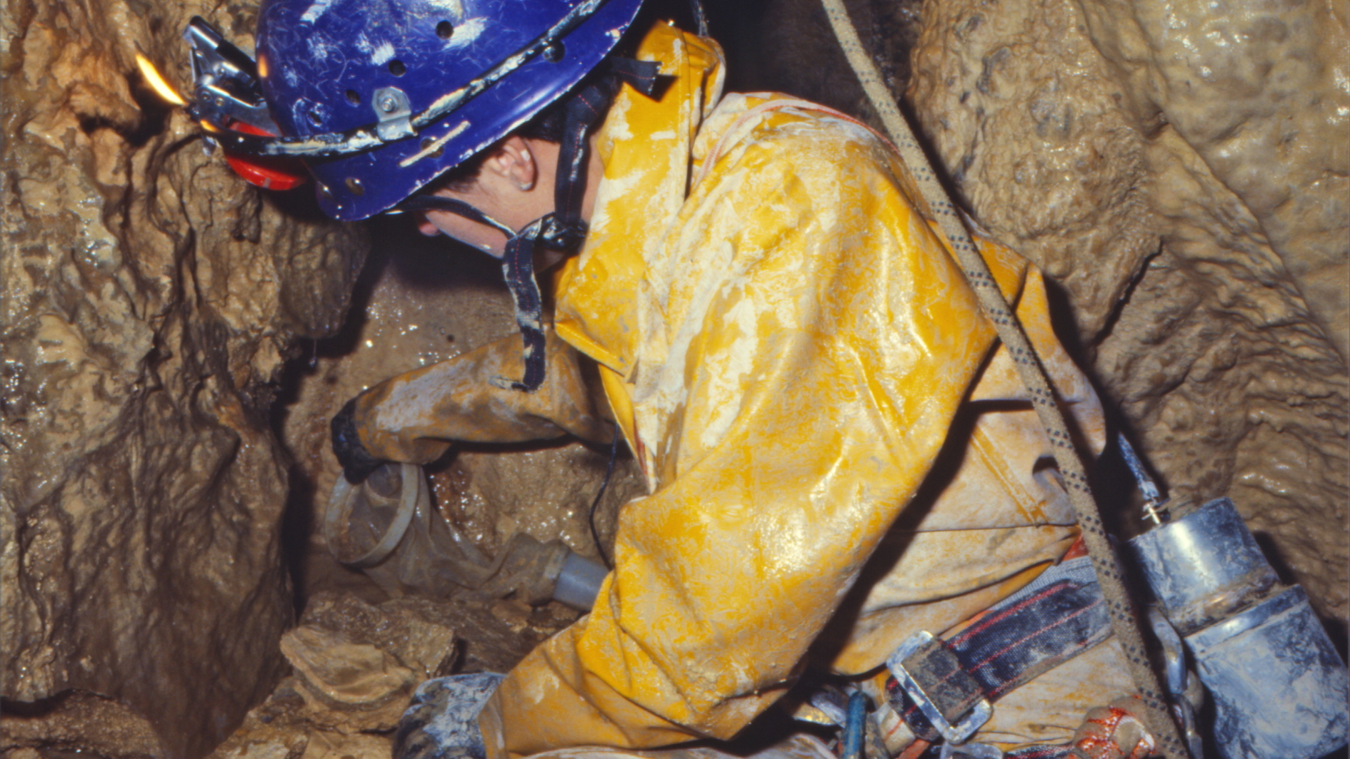 Tomando una muestra en una chimenea de una sima en Cantabria