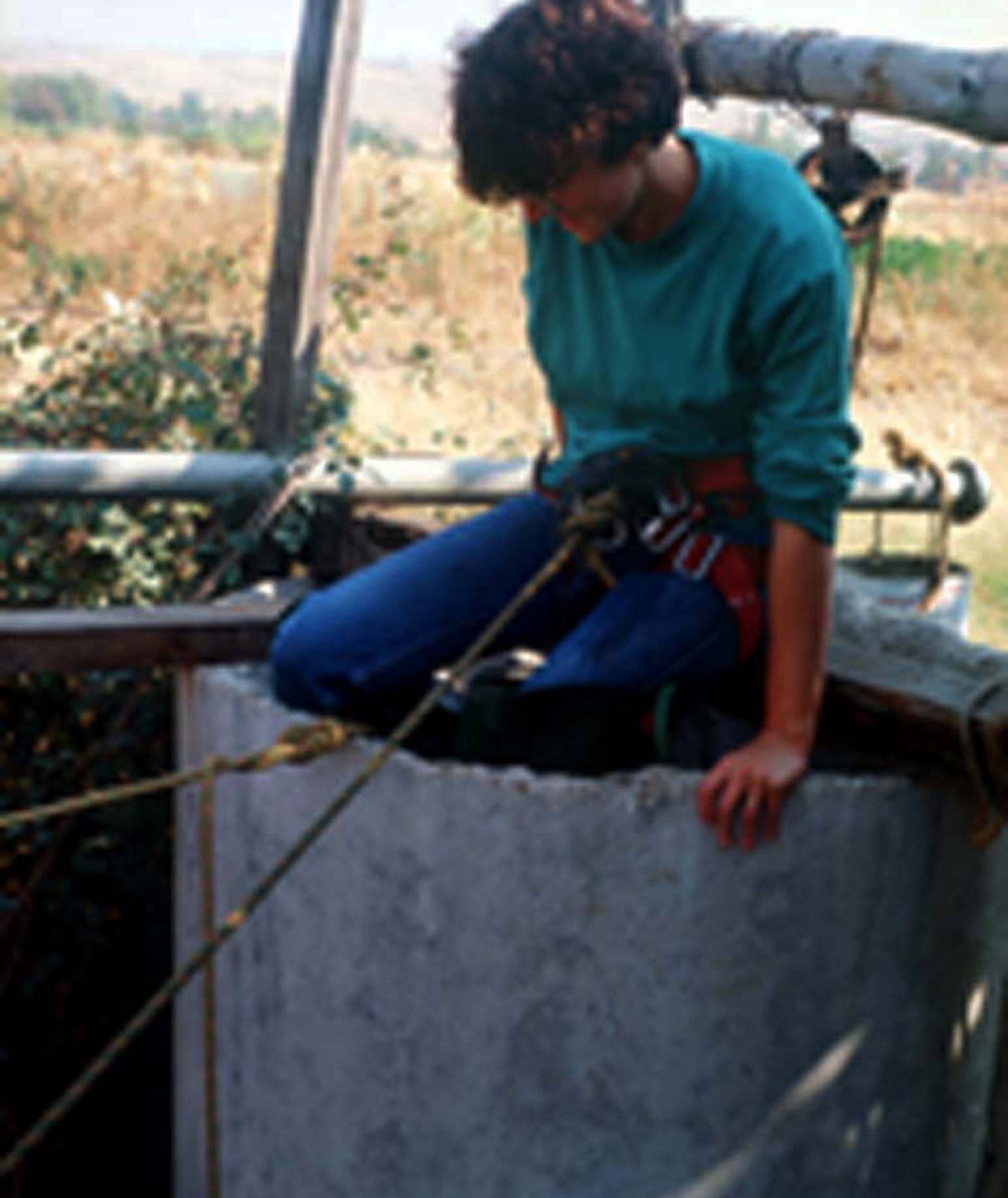 Descendiendo un pozo artificial para recoger fauna subterranea