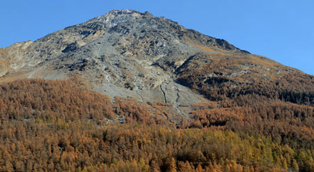 Vista de ladera del monte Täschgufer donde se aprecia el efecto de los desprendimientos / Alberto Muñoz
