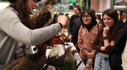 La conservadora de aves enseñando ejemplares