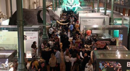 Público disfrutando de la Noche de Darwin y Wallace 2023