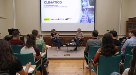 María Vila y Fernando Valladares dialogando durante el encuentro / José María Cazcarra