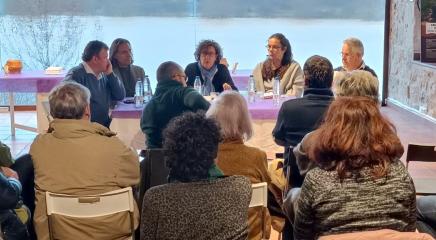 Mesa redonda en torno al suelo como recurso