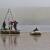 Toma de muestras en el lago Lomba donde se aprecia el crecimiento de plantas en la superficie (Santiago Giralt)