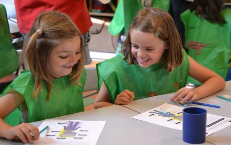Dos niñas disfrutando de las actividades del Museo de Verano de 2019