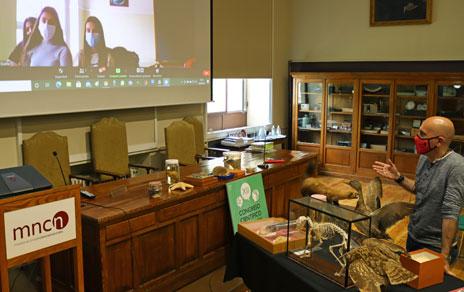 Luis Barrera impartiendo un taller online