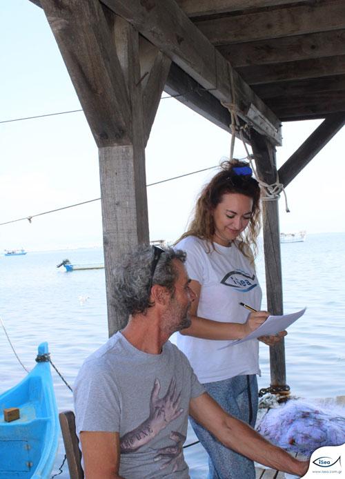 La investigadora de iSea Zoi Mylona realizando la encuesta en Macedonia central, norte de Grecia. Imagen de iSea