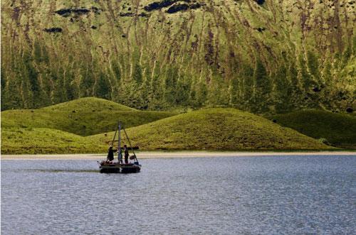 Toma de muestras de sedimentos en un lago de las islas Azores. / Santiago Giralt (GEO3BCN-CSIC)