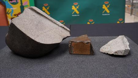 Los tres fragmentos del meteorito. El del centro es la pieza recuperada 