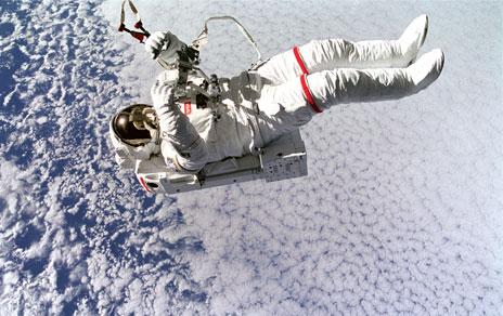 El astronauta Mark Lee flota libre durante una actividad extra vehicular (EVA), 16 de septiembre de 1994. NASA ID: STS064-45-014 / Dominio Público
