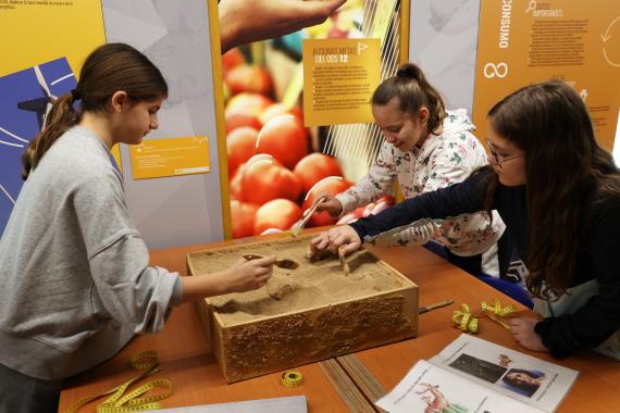 imagen de tres alumnas realizando una actividad en un taller experimental