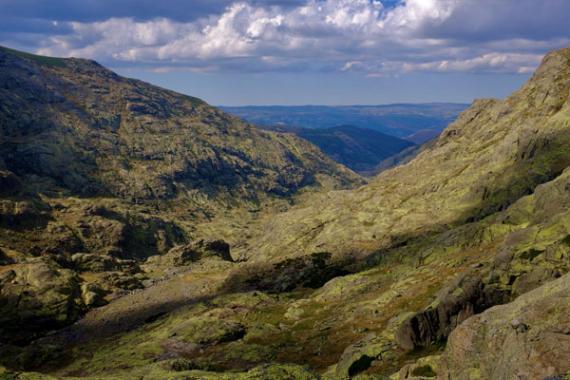 Imagen de una zona de la sierra de Gredos. Se trata de un batolito generado a partir de eventos magmáticos posteriores a la colisión entre continentes / Daniel Gómez Frutos