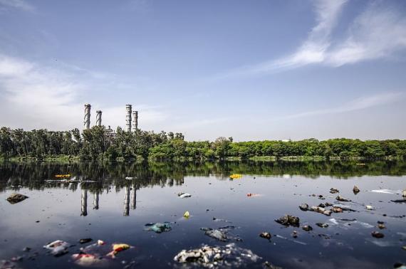 Contaminación, basura y desechos en un río. / Pxfuel