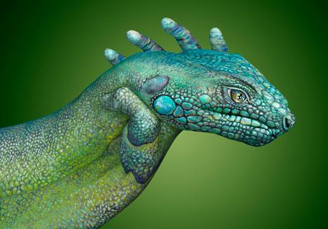 Manos pintadas con forma de iguana, Guido Daniele