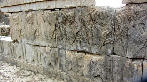  Circinaria persepolitana creciendo sobre el bajorrelieve que muestra varios guerreros en el palacio de Apadana (Persépolis) © Sergio Pérez Ortega | RJB-CSIC