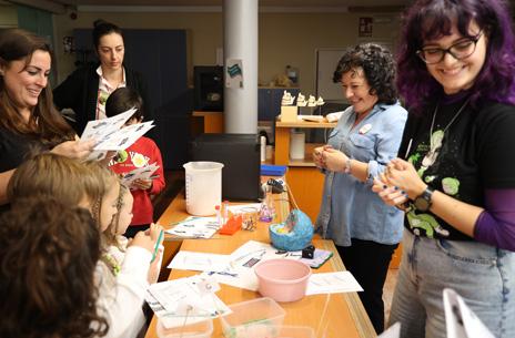 Un grupo de visitantes atendiendo a la demostración de dos técnicas de laboratorio del MNCN