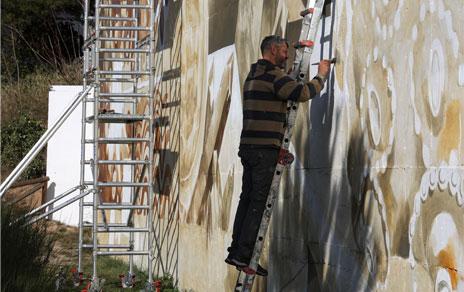Alonso Murilllo pintando desde una esacalera