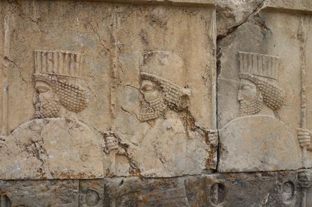 Bajorrelieves de la ciudad monumental de Persépolis afectados por le líquen endolítico Bagliettoa sp / Asunción de los Ríos