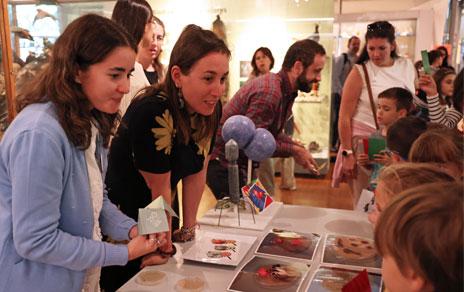 Personal del MNCN explicando a varios asistentes su investigación durante la Noche Europea de 2024 / José María Cazcarra