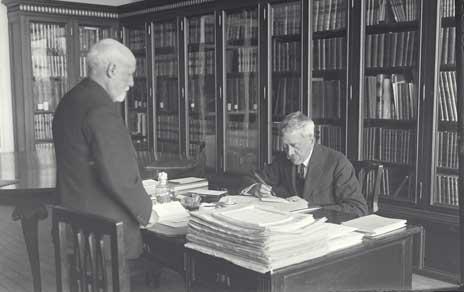 gnacio Bolívar, a la derecha, en su despacho del Palacio de la Industria y de las Artes/ Archivo del MNCN