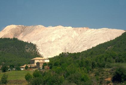 The Cogulló de Sallent salt dump seen from the south side. In the foreground you can see a farmhouse and behind it the gigantic mountain of salt, product of the mining residues from which the extraction of potassium is produced /Jordi Badia / Montsalat