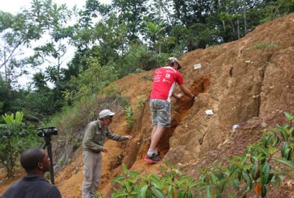 El equipo del investigador Antonio Rosas durante una de las expediciones antropológicas en Guinea Ecuatorial.