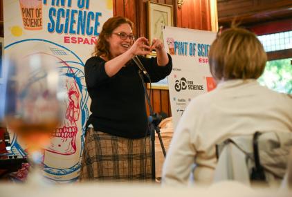 La investigadora del MNCN Almudena Estalrich durante su participación en Pint of Science en 2025. / Yaiza González